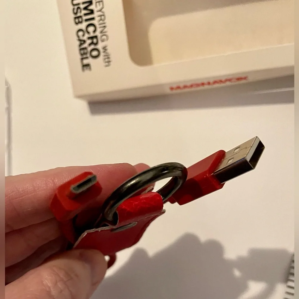 ❌Must Bubdle❌🔌 Charger/USB Keychain -Pink NWT